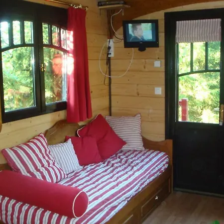 Bed & Breakfast Roulotte Cabane D'embranchard Longue-Jumelles
